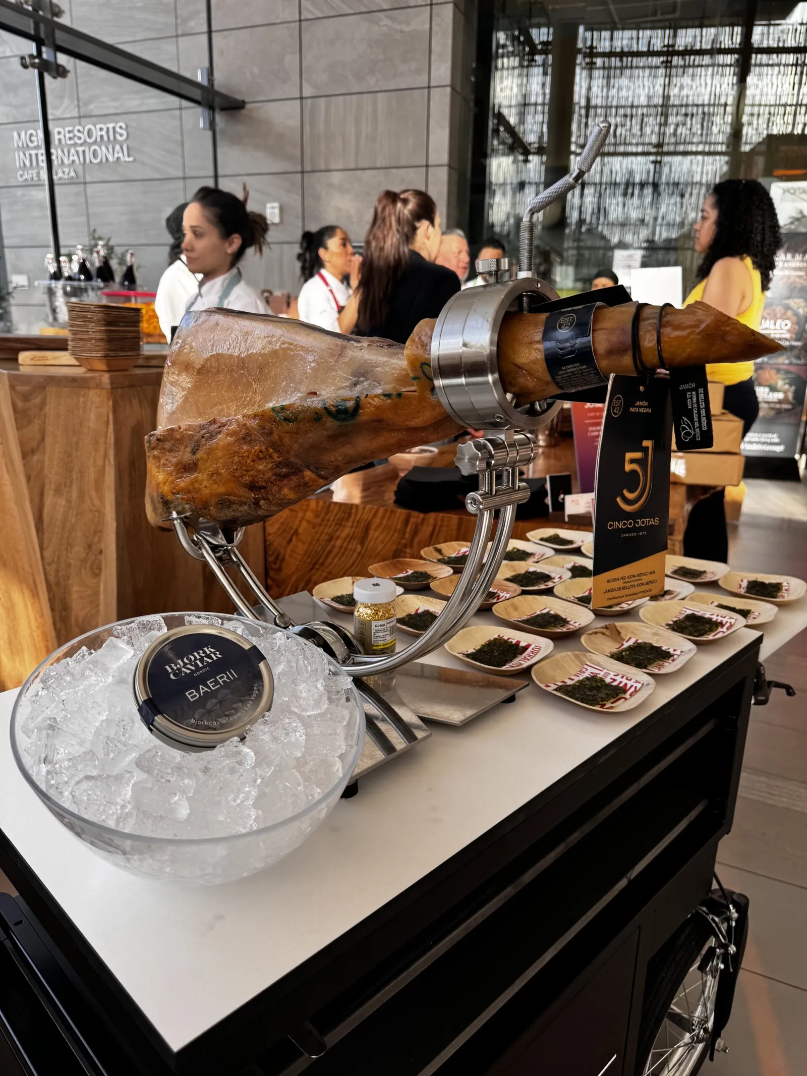 Servicio de corte de jamón en evento