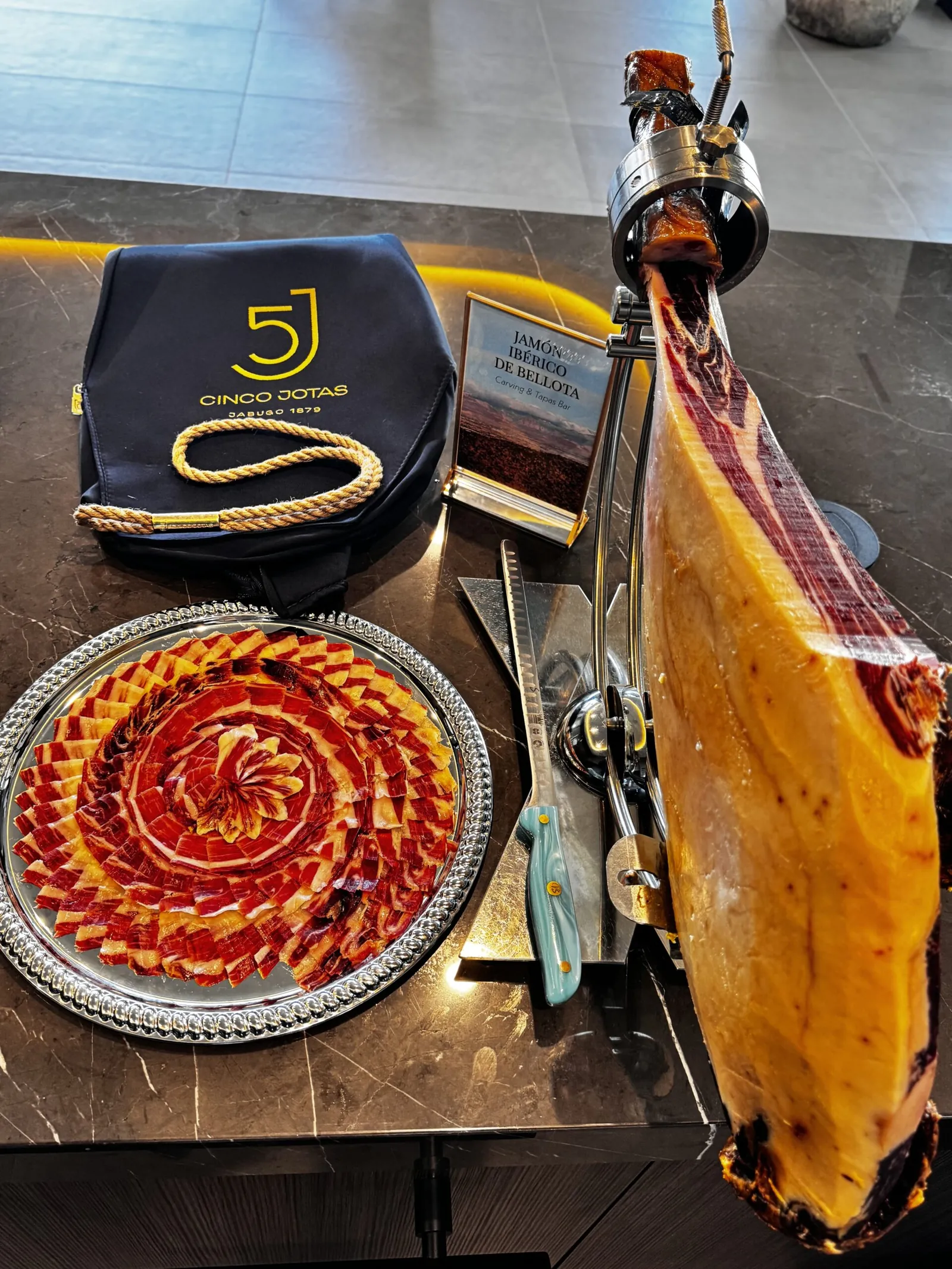 Emplatado de jamón ibérico al corte