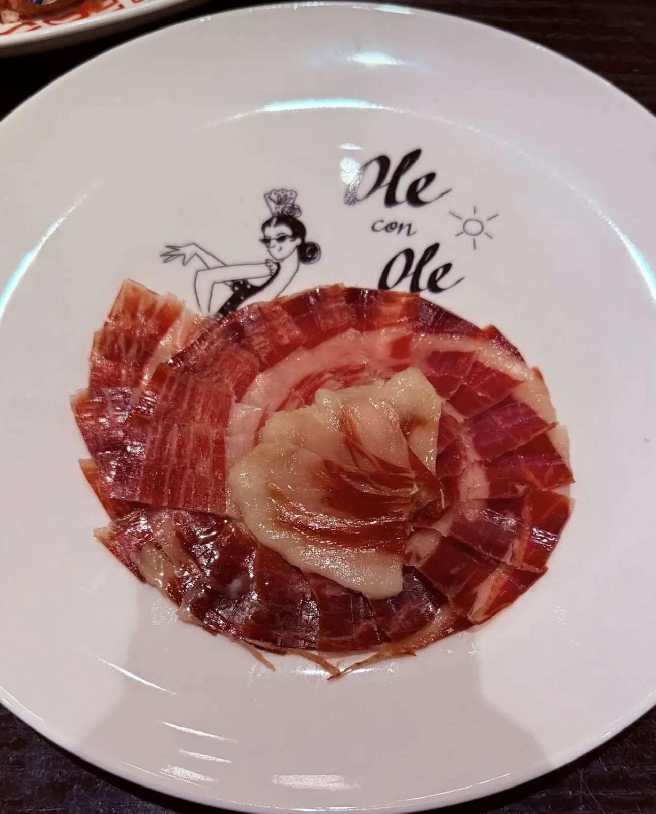 Cómo conservar y servir jamón ibérico en casa (temperatura y almacenamiento)