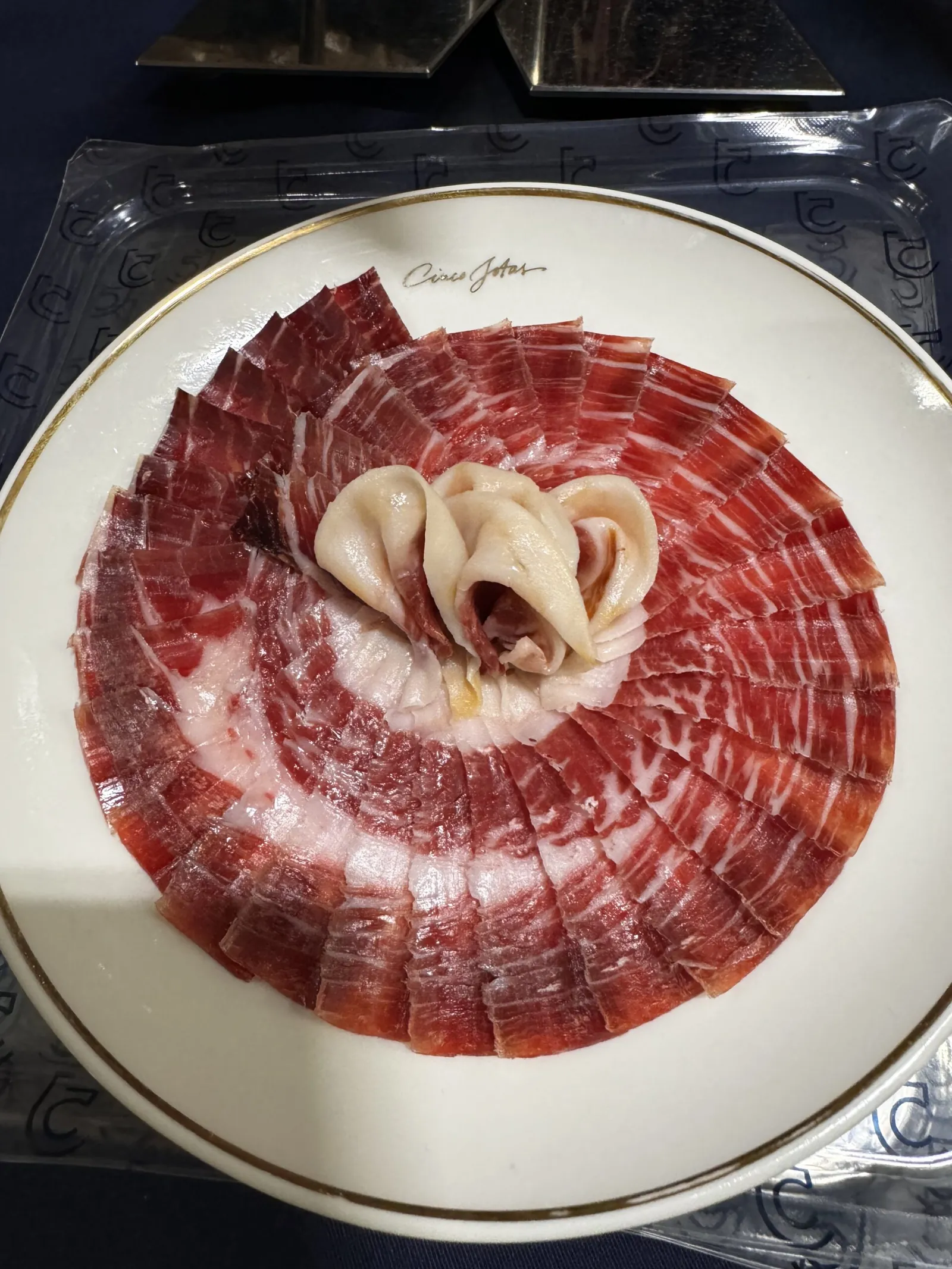 Emplatado de jamón ibérico al corte