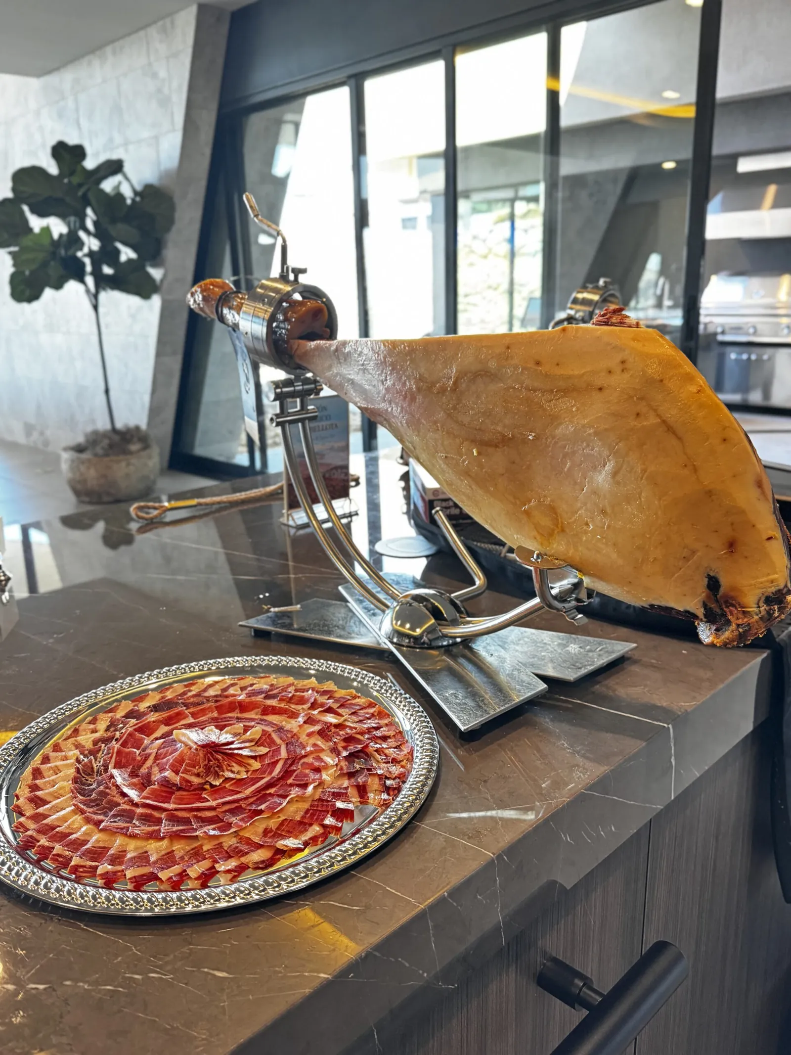 Emplatado de jamón ibérico al corte