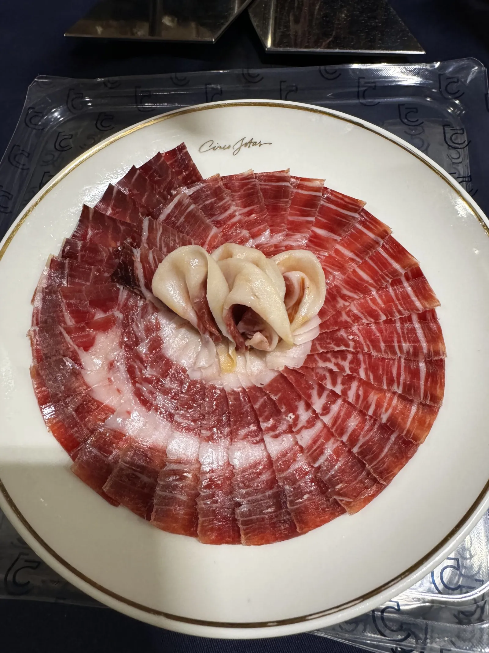 Emplatado de jamón ibérico al corte