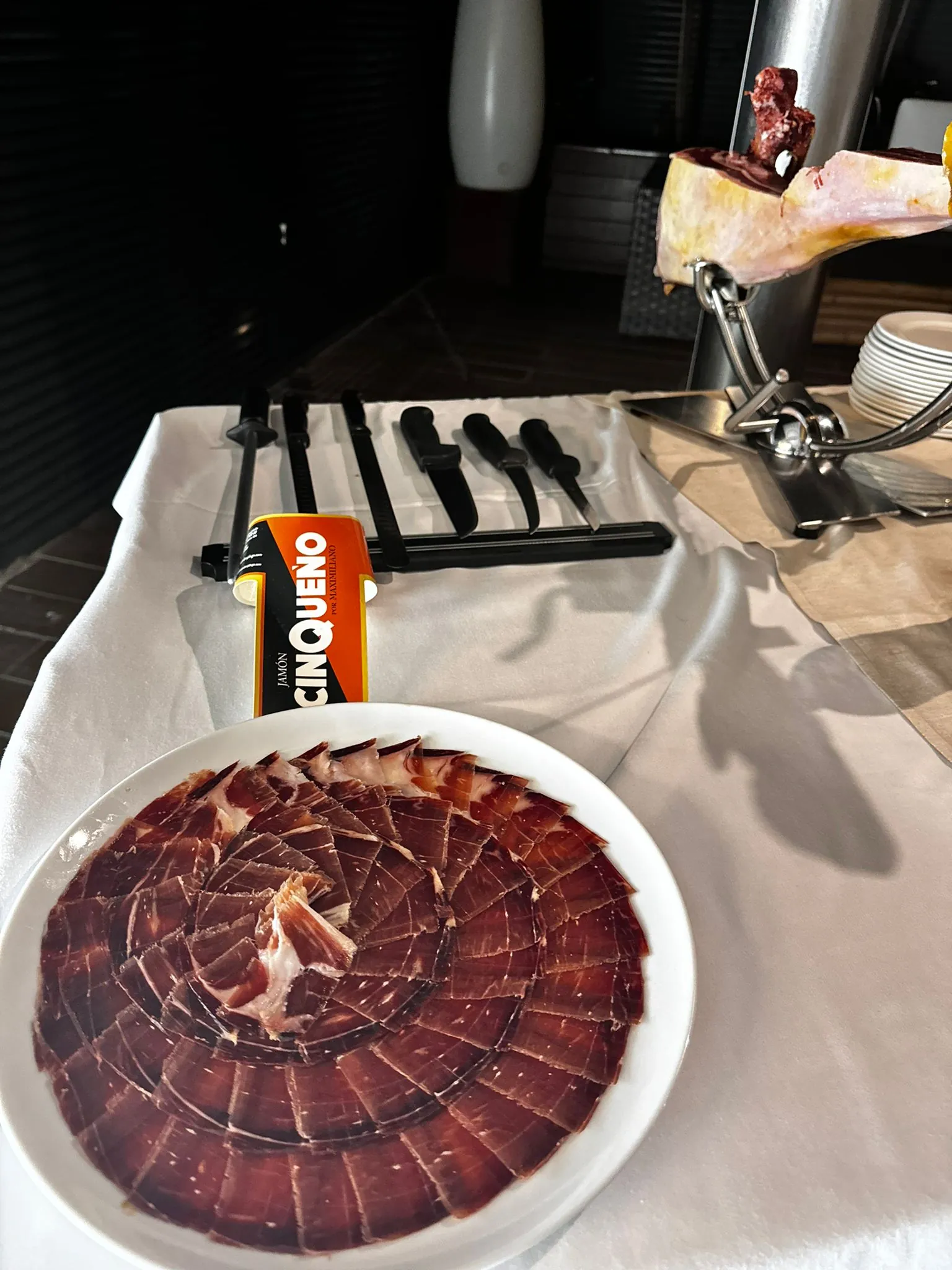 Servicio de corte de jamón en evento