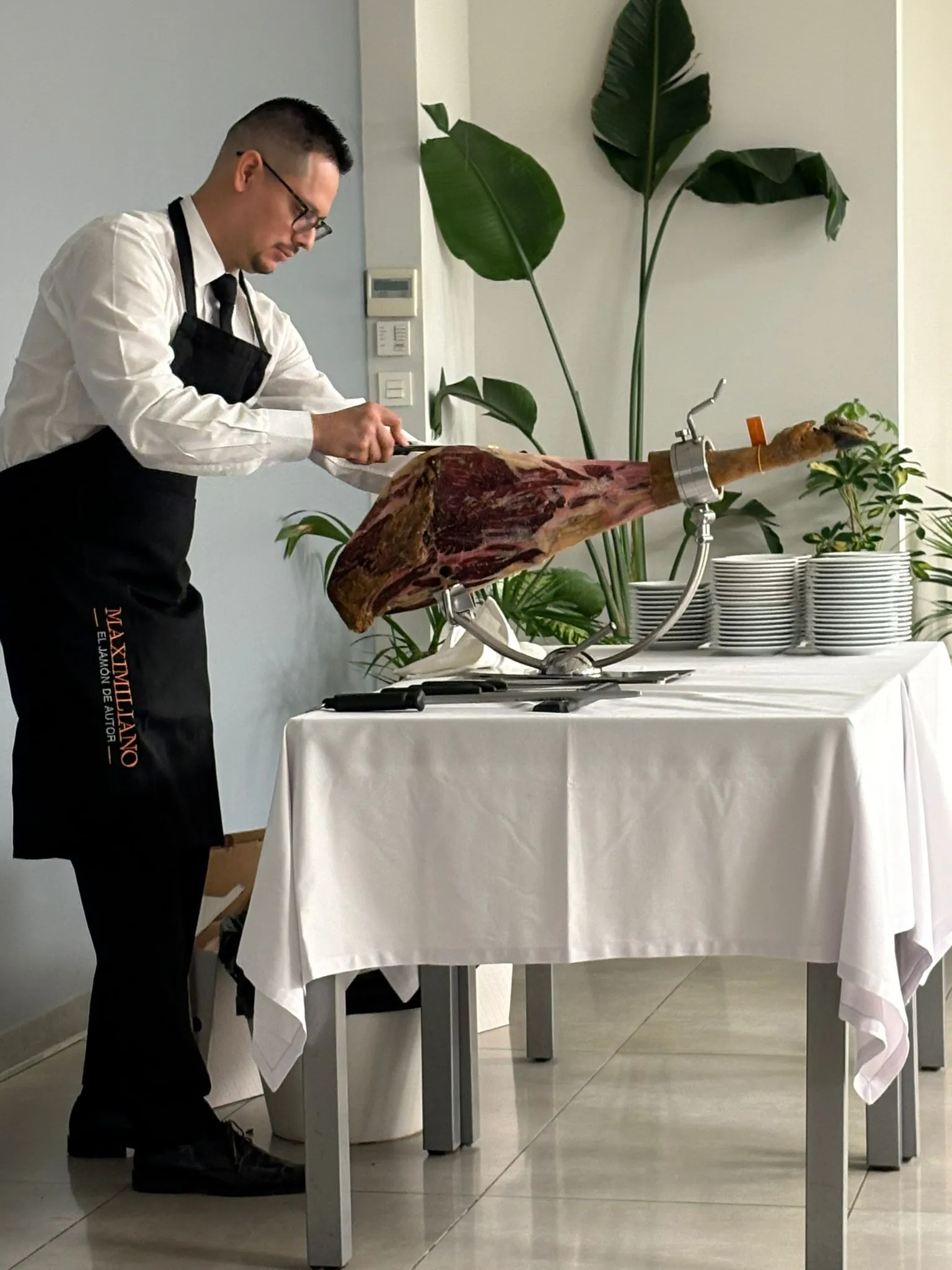 Josué Veloz, cortador de jamón profesional