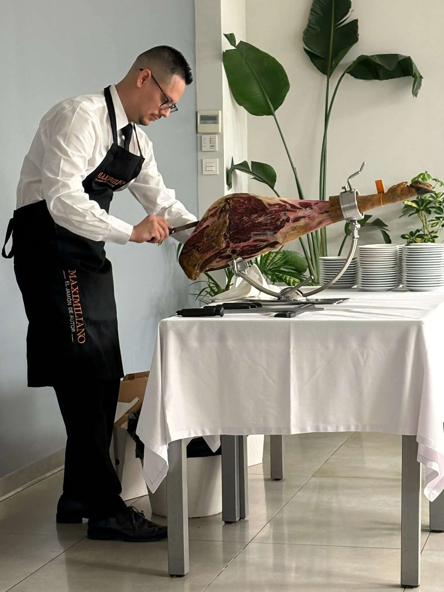 Josué Veloz, cortador de jamón profesional