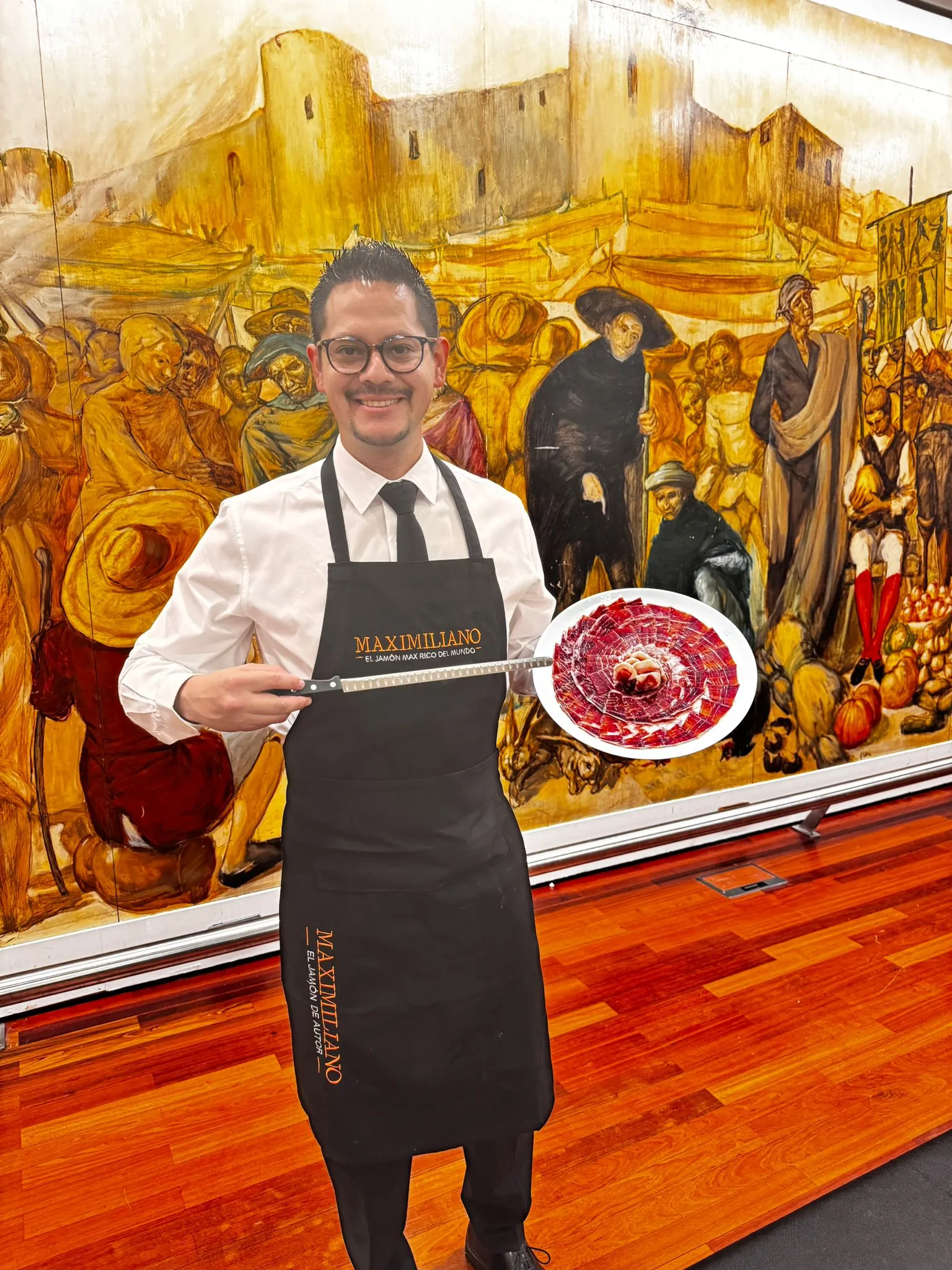Un rincón del jamón bien situado convierte el cóctel en una experiencia.
