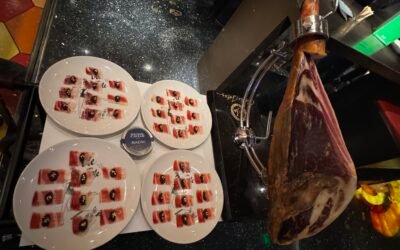 El jamón ibérico agradece bebidas con acidez, burbuja fina o amargor ligero que limpien el paladar sin tapar el umami.