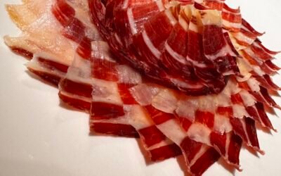 Si vas a comprar jamón ibérico para una cena o evento, entender los precintos, el peso y la afinación te ahorra dinero y decepciones.